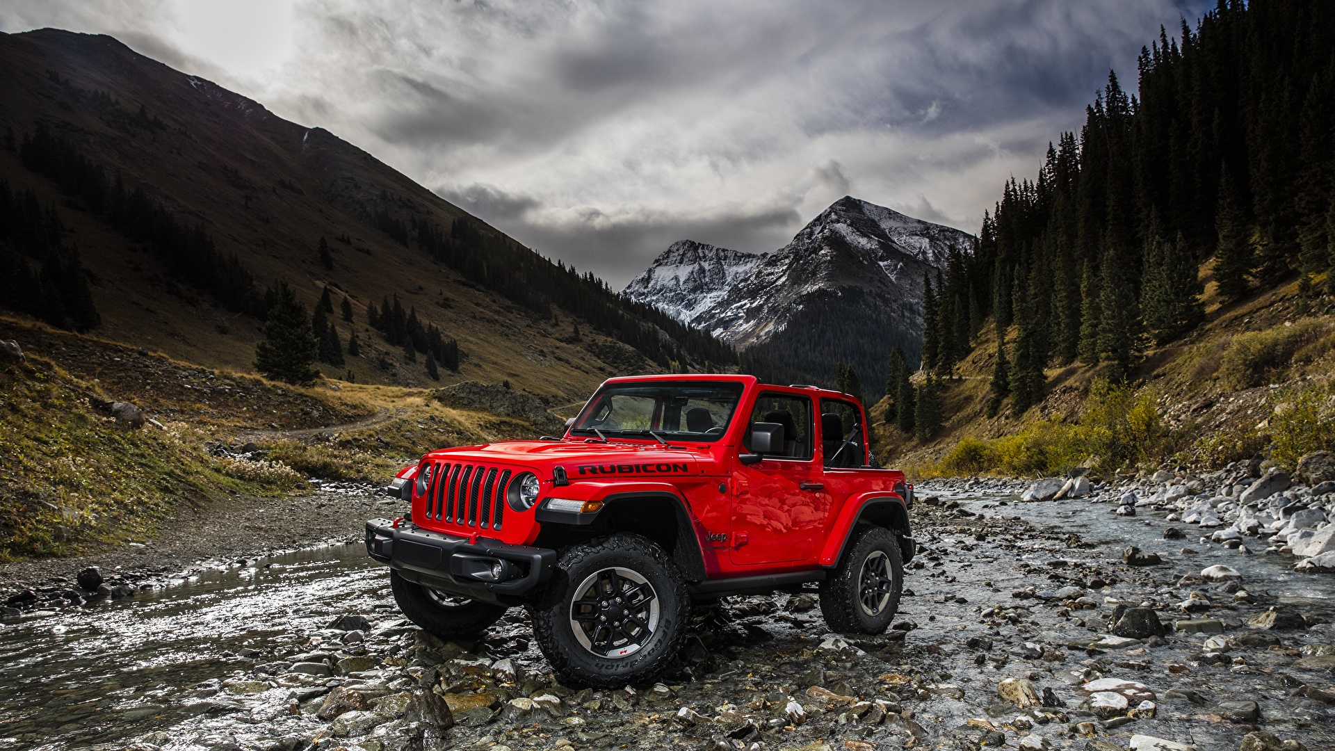 xe Jeep với địa hình núi